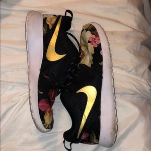 Nike Roshe 1,s floral print